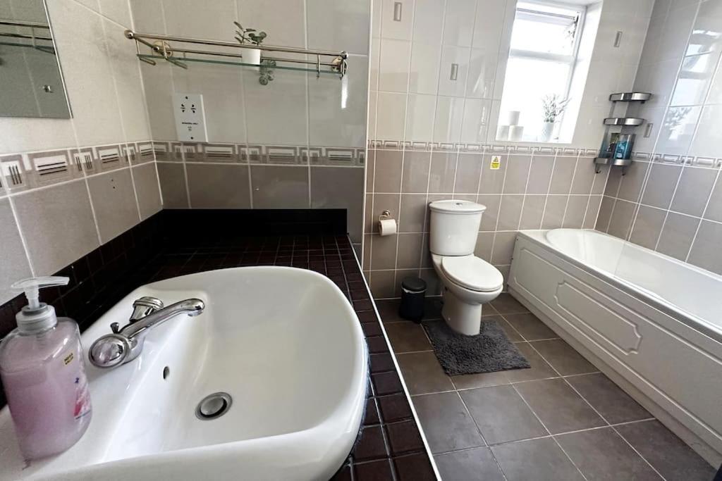 Green Haven Villa - 4Br Spacious House With Hot Tub, Ample Parking, Air Condition, Wifi, Netflix, Patio & Garden Kidlington Exterior foto